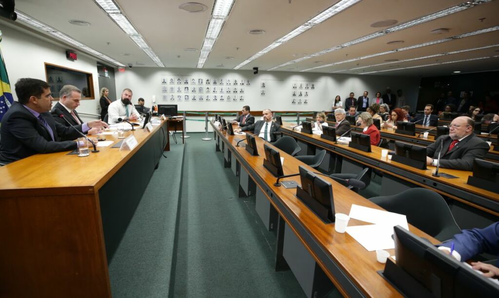 Conselho de Ética adia análise sobre deputados por quebra de decoro