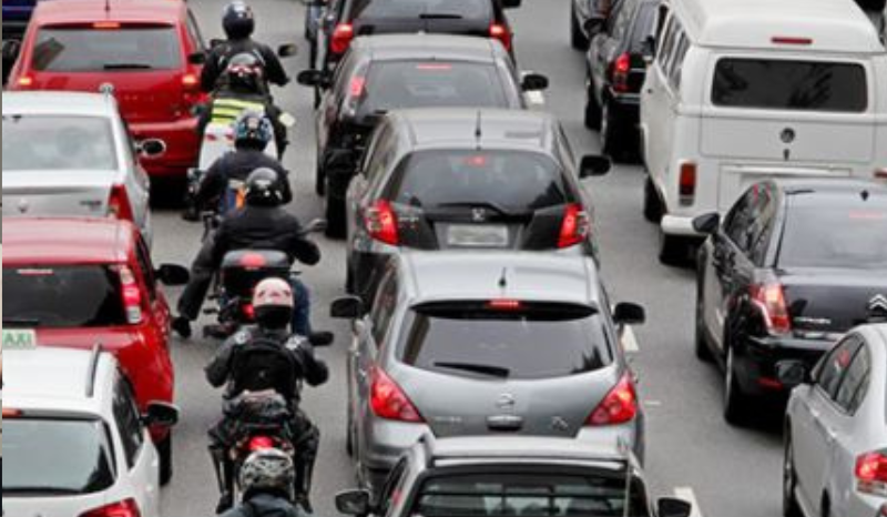 Câmara aprova criação de faixas exclusivas para motos em rodovias e capitais