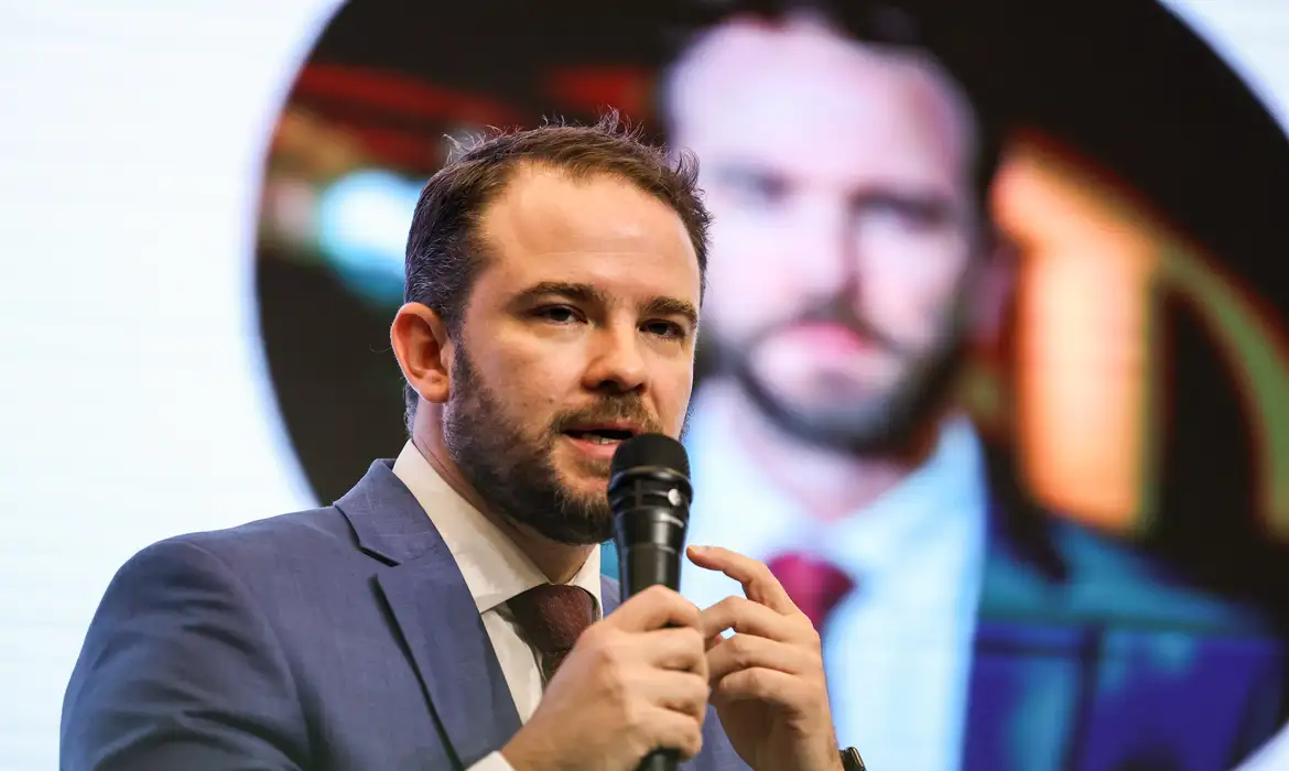 Ministro Dario Durigan viaja à França para participar do G7