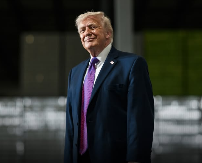 Trump avalia estratégias militares enquanto pressiona Irã por acordo