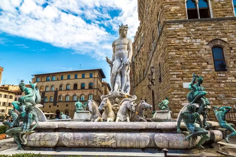 Turista é multada em R$ 29 mil por tentar tocar estátua em Florença