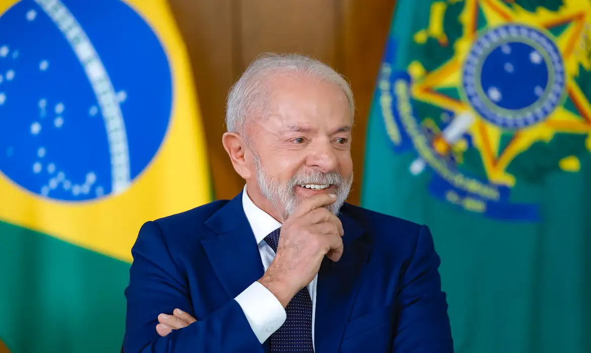 Lula chega a Manaus para entrega de casas e anúncios de investimentos