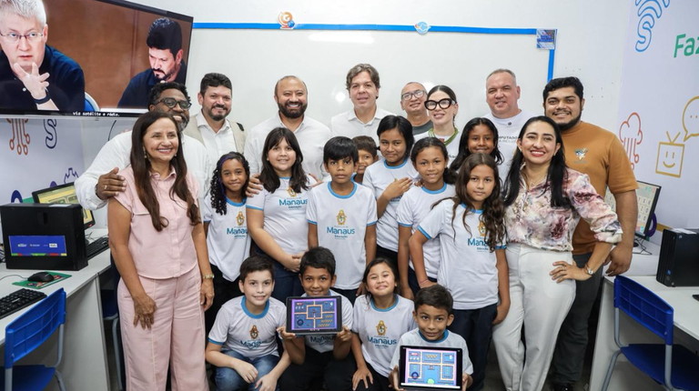 Ministro das Comunicações inaugura laboratório em escola rural no AM