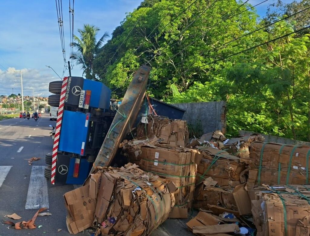 Carreta tomba, derruba poste e interdita trecho da avenida Autaz Mirim