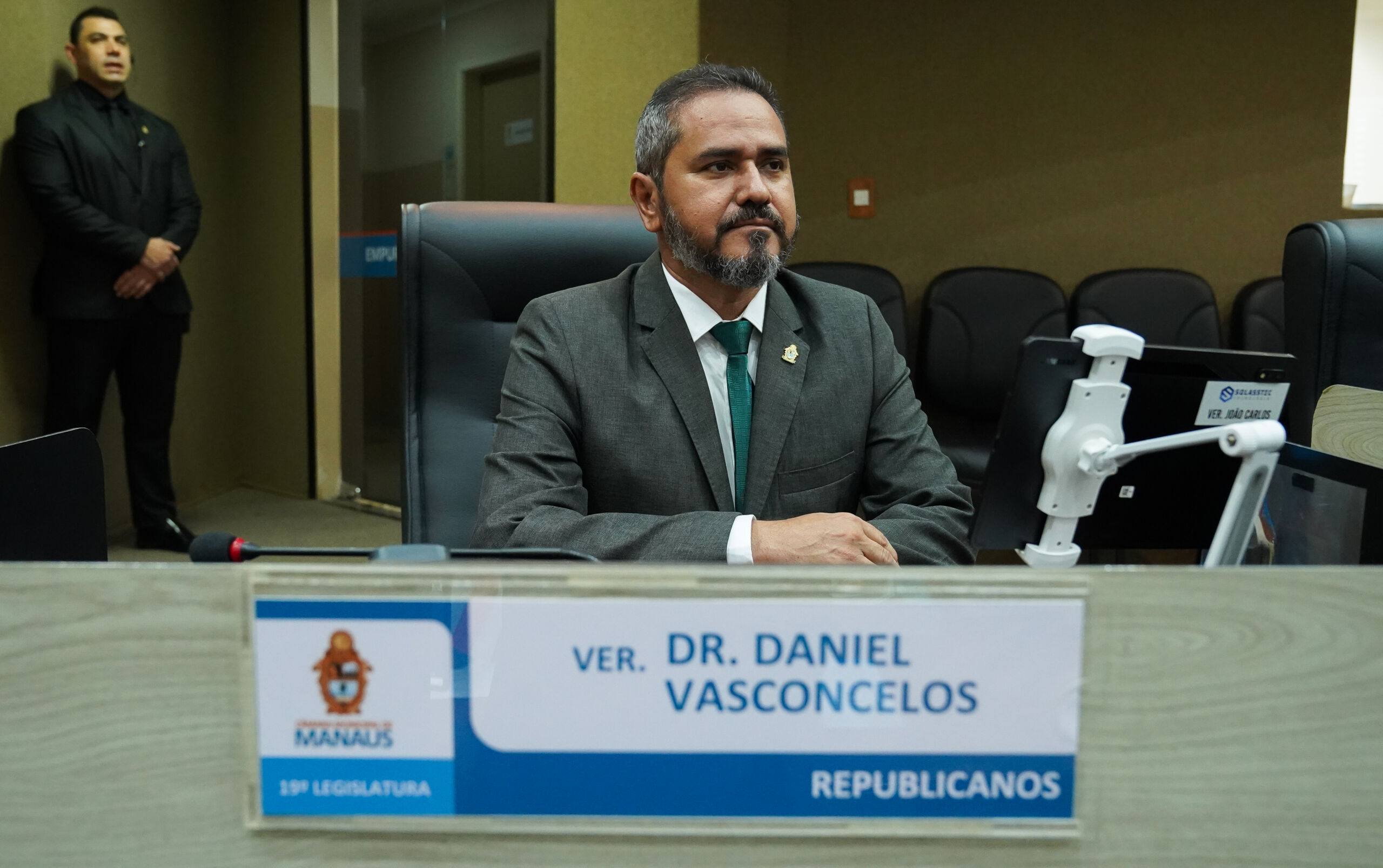 Dr. Daniel Vasconcelos é empossado como novo vereador na CMM