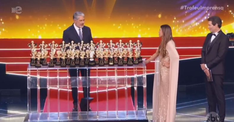 William Bonner faz história ao receber 33 estatuetas no Troféu Imprensa 2026