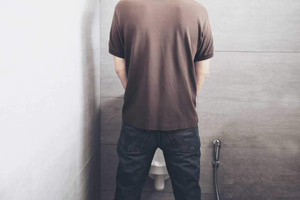 Descubra os Benefícios de Urinar Sentado para a Saúde Masculina