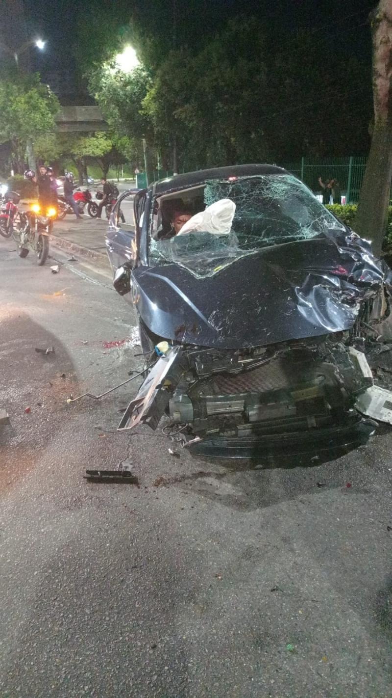 Acidente grave em Manaus deixa três feridos e carro destruído