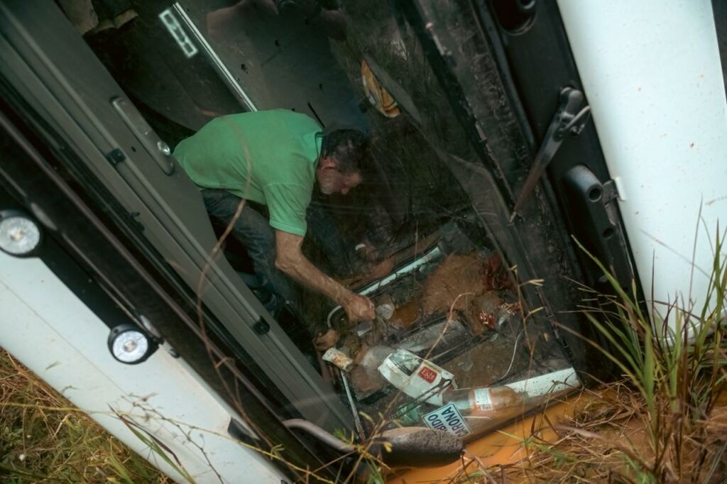 Carreta de Goiás tomba na BR-319 e causa congestionamento