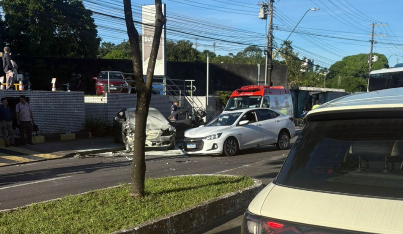 Acidente com incêndio em carro causa congestionamento na Ephigênio Salles