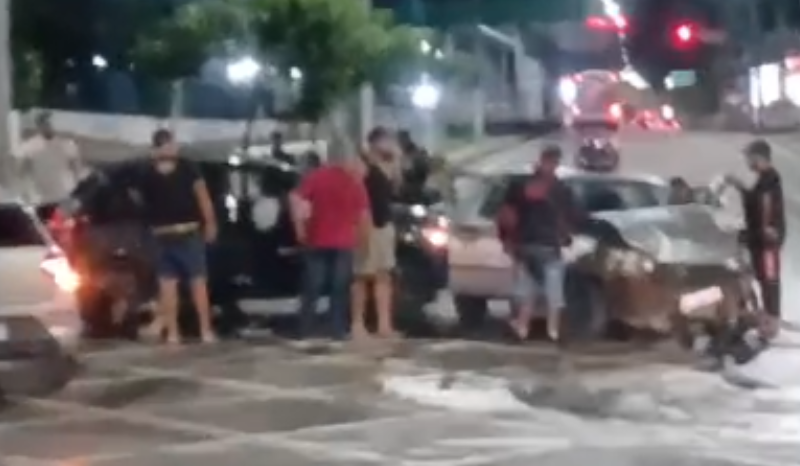 Acidente com três veículos causa lentidão na avenida Constantino Nery