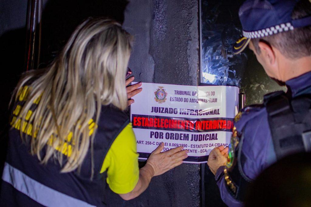 Adega é fechada por venda de álcool a jovens durante operação em Manaus