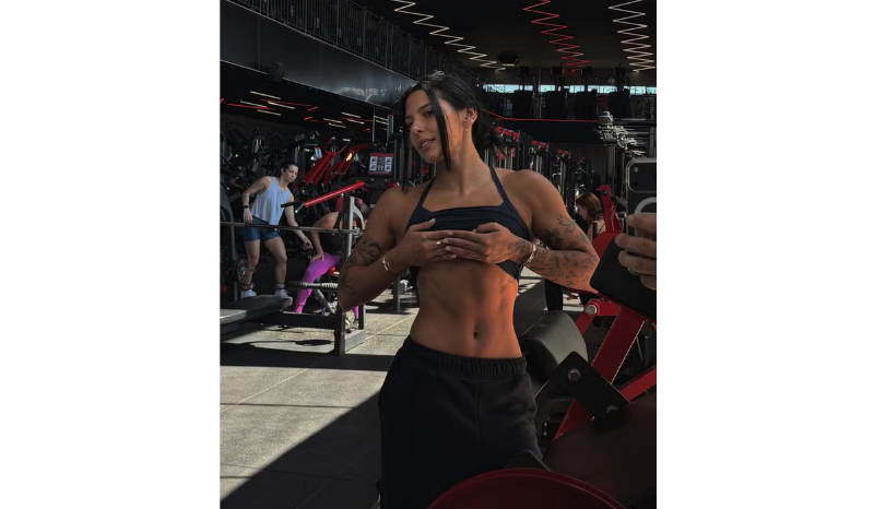 Ana Castela exibe abdômen definido e reafirma esforço na rotina fitness