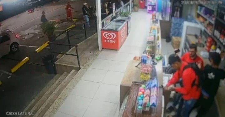 Assalto a conveniência em posto é registrado por câmeras em Manaus