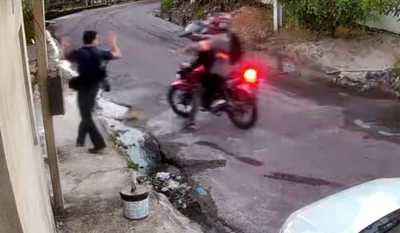 Assalto em Manaus: Dupla armada ataca vítimas no conjunto Canaranas