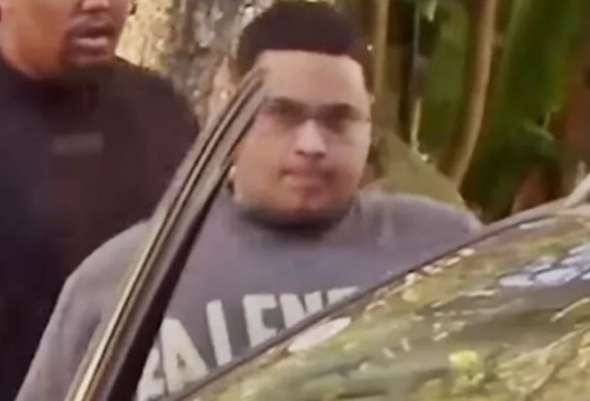 MC Ryan é preso pela PF e deixa IML com camiseta de R$ 11 mil