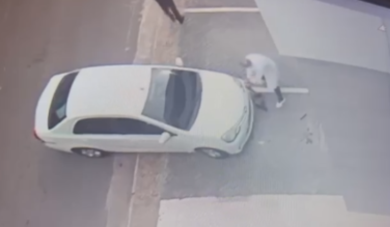 Taxista usa carro para intimidar médico em briga por vaga em Manaus