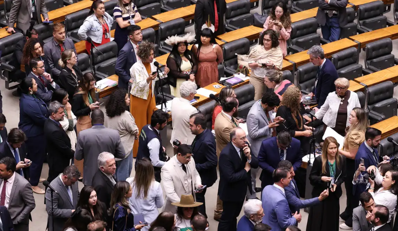 Câmara derruba veto de Lula e altera penas para condenados por golpe