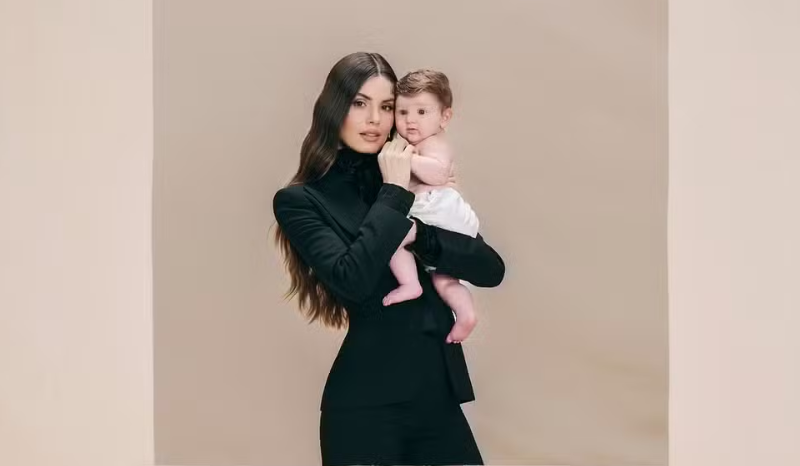 Camila Queiroz exibe filha e brinca sobre semelhança com Klebber Toledo