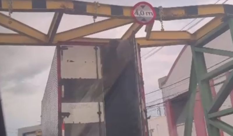 Caminhão fica preso em limitador de altura na avenida João Valério