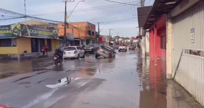 Cratera na zona norte de Manaus engole carro e alaga residências