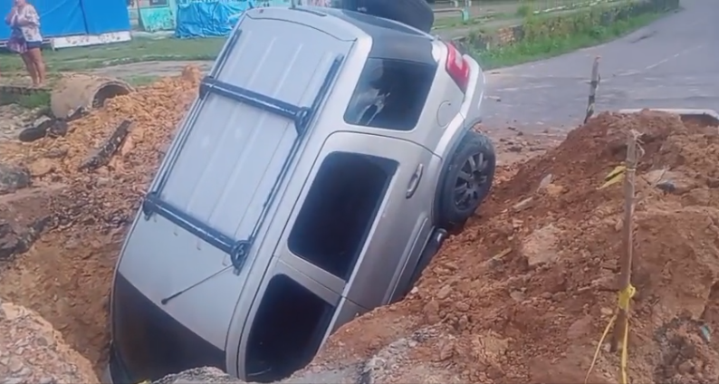 Carro cai em cratera sem sinalização no bairro Cidade Nova em Manaus