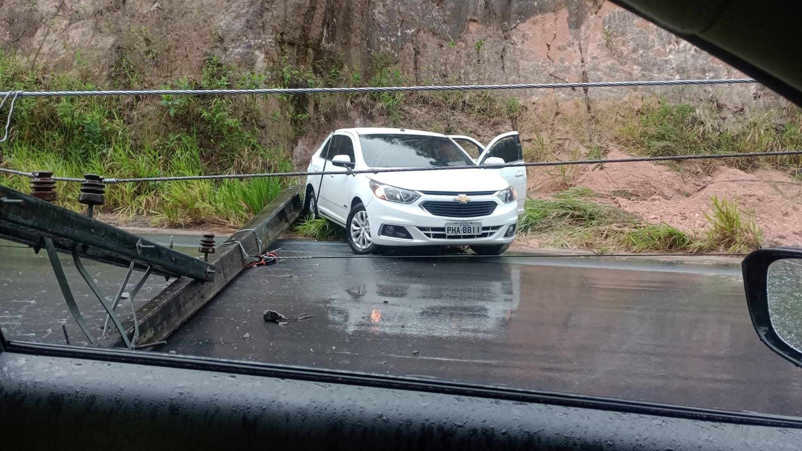 Acidente na AM-010: Carro derrapa e colide com poste em Rio Preto da Eva