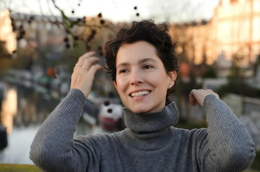 Cecília Malan lança livro e fala sobre permanência fora do Brasil