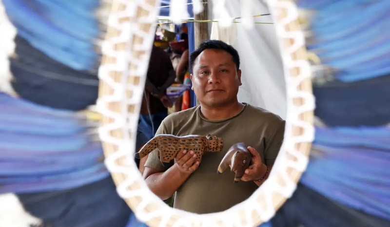 Desmatamento afeta produção de cocares indígenas, alertam artesãos