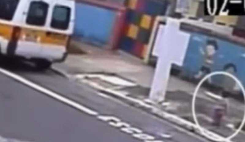 Van escolar abandona criança de 2 anos em calçada na zona leste de SP