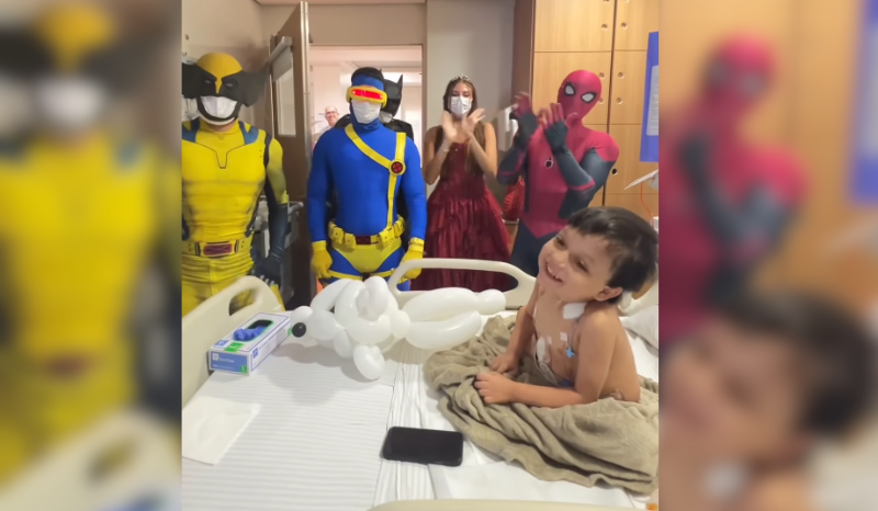Menino de 5 anos celebra transplante de intestino com super-heróis