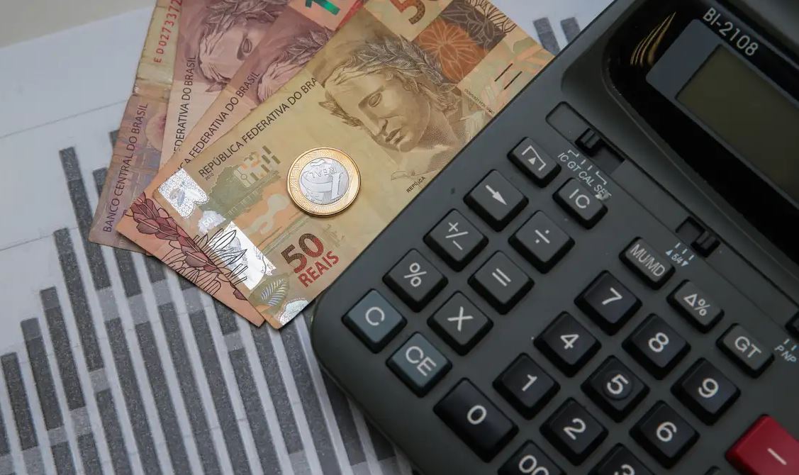 FMI revisa projeções: economia global em baixa, Brasil em alta