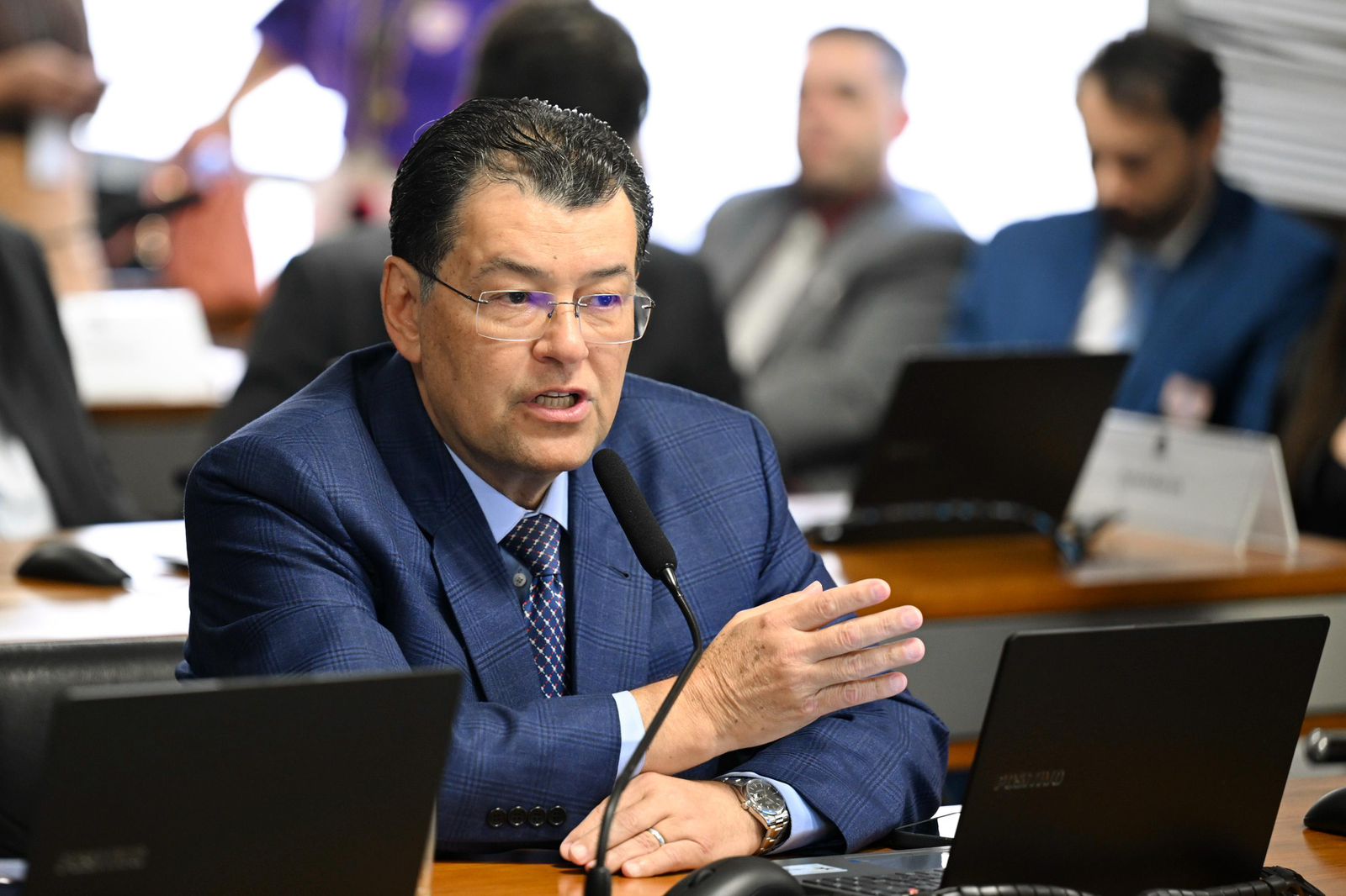 Eduardo Braga exige ação contra cortes de voos no Amazonas