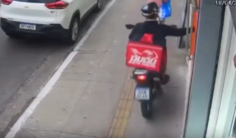 Motociclista com mochila de entregador rouba celular em São Paulo