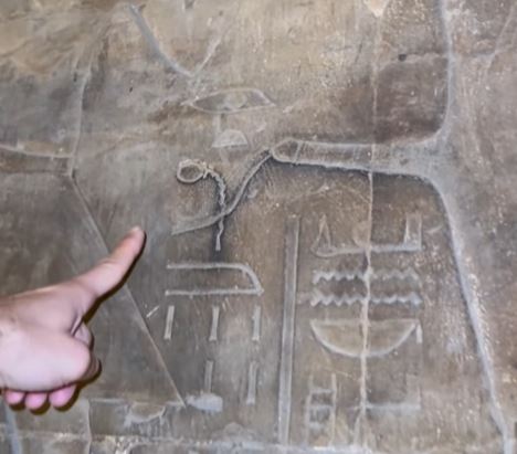 Criador de conteúdo confunde hieróglifo egípcio com espermatozóide; entenda o caso