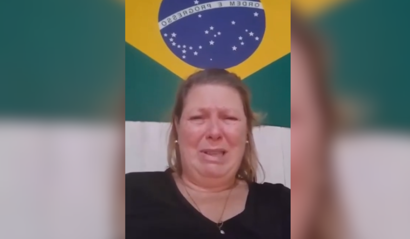 Fátima Pleti chora pela morte do irmão enquanto vive exilada na Argentina