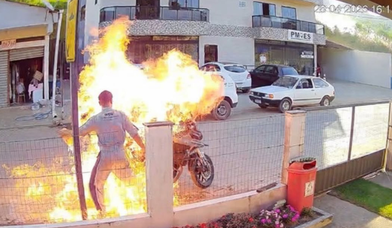Motociclista incendeia moto durante apreensão e fere a própria mãe