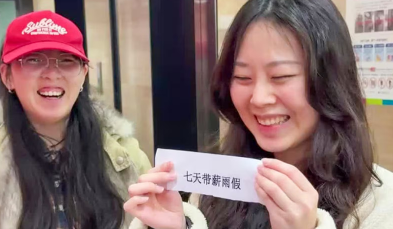 Funcionária se destaca após receber licença remunerada de sete dias por chuva