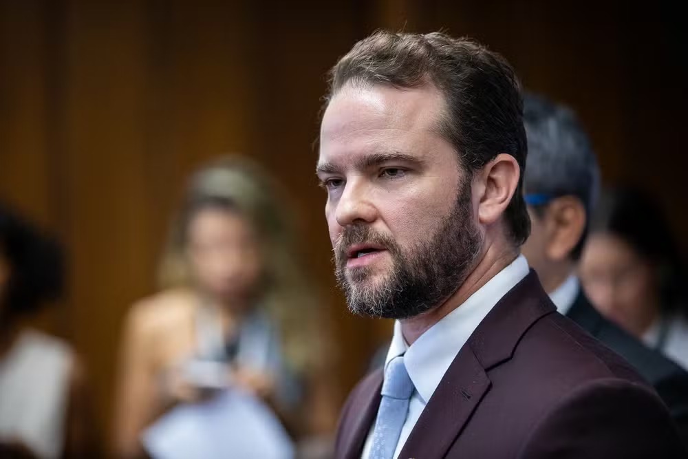 Governo anuncia uso do FGTS para ajudar brasileiros endividados