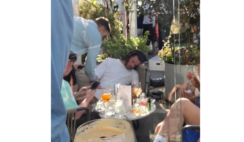 Jack Grealish é fotografado dormindo em festa durante recuperação de lesão