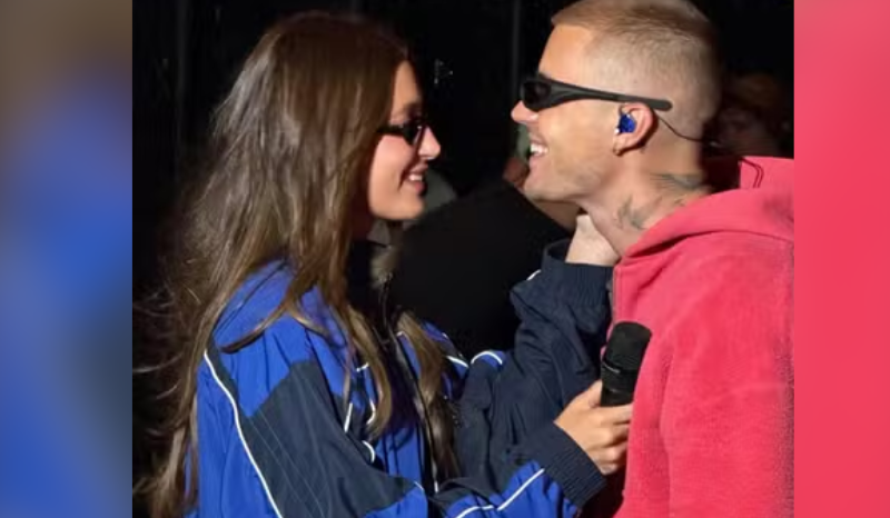 Hailey Bieber faz tatuagem temporária com frase de Justin Bieber no Coachella