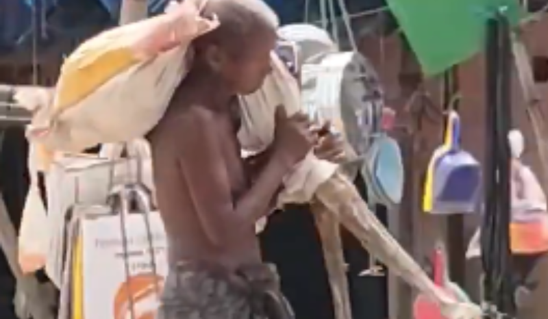 Homem leva esqueleto da irmã a banco na Índia para sacar dinheiro