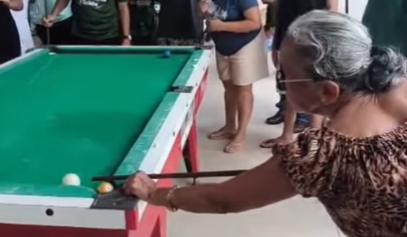 Idosa Raimundinha impressiona ao finalizar partida de sinuca com jogada precisa