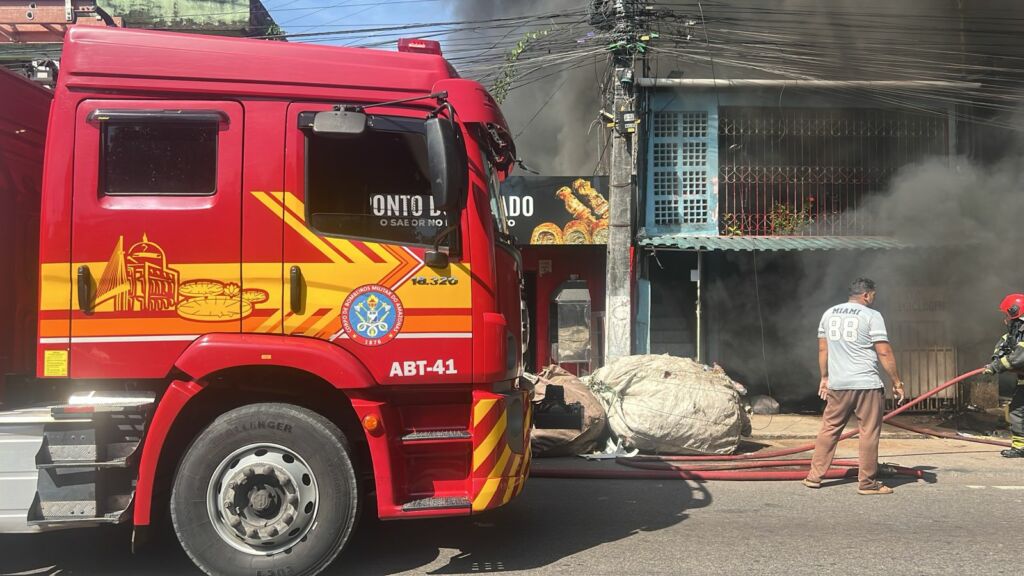 Incêndio de grandes proporções atinge ponto de reciclagem em Manaus