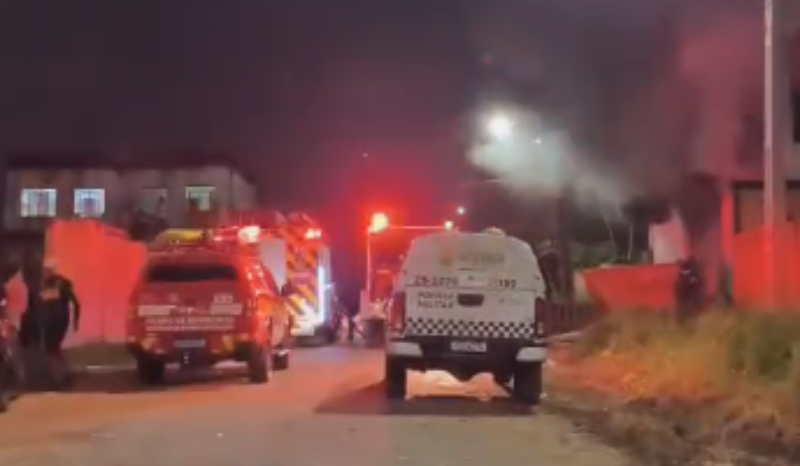 Incêndio em depósito de reciclagem mobiliza bombeiros na zona norte de Manaus