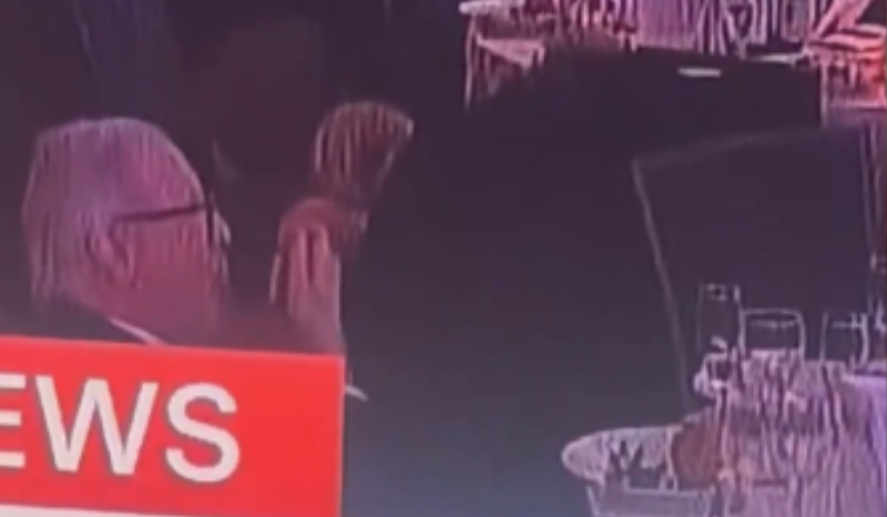 Homem janta tranquilamente durante tiroteio e vira meme mundial