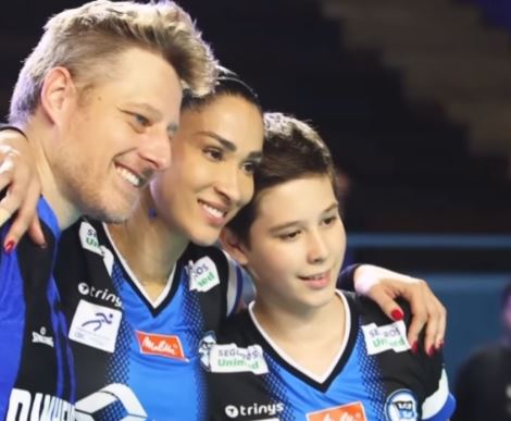 Arthur, filho de Jaqueline e Murilo, encanta fãs com talento no vôlei
