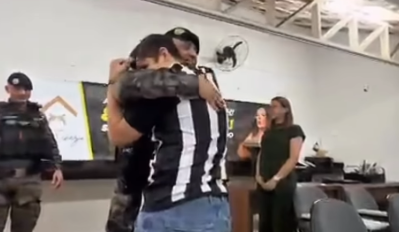 Polícia Militar realiza sonho de jovem autista com presente especial