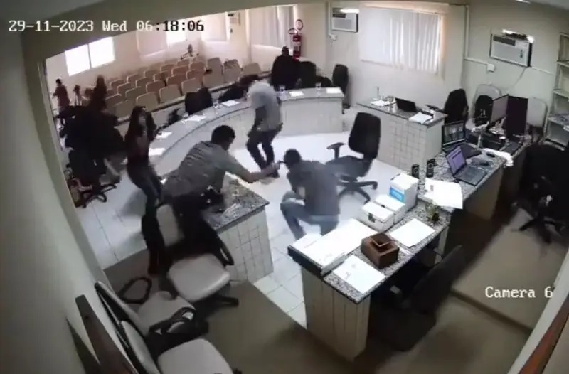 Homem que atirou em réu durante júri é absolvido em Pernambuco