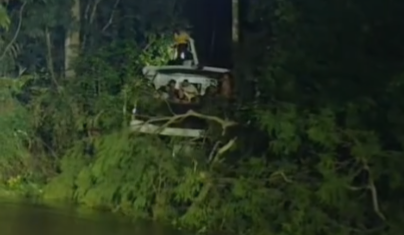 Lancha de passageiros perde controle e invade plantação de laranjas no AM